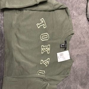 FOREVER 21 WOMEN’S SMALL HALF LENGTH ATHLETIC SWEATSHIRT TOP SIZE SMALL NWT